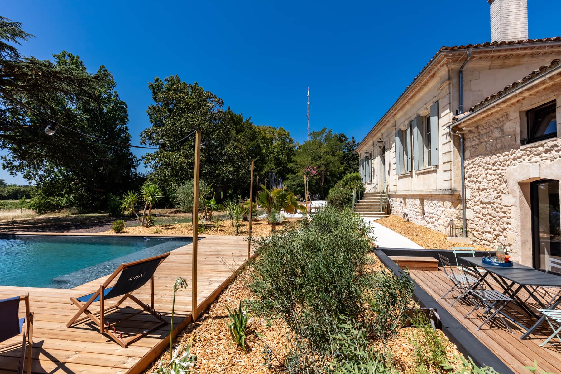Château Cluzel — piscine et façade